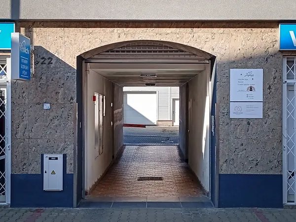 Vchod do Studia Jogáza v Kollárově ulici v Plzni